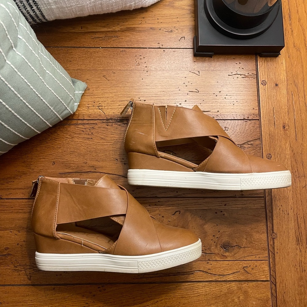 CCOCCI Women's Tan Wedge Sneaker Size 9